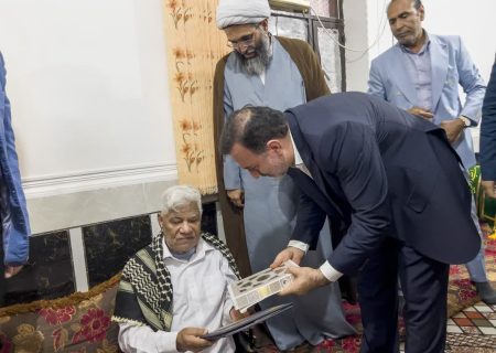 استاندار هرمزگان در سفر به قشم با جانباز سرافراز این جزیره دیدار کرد
