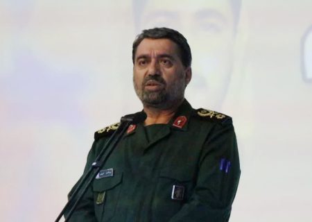 هنرمندان انقلابی در جهاد تبیین ایفای نقش کنند