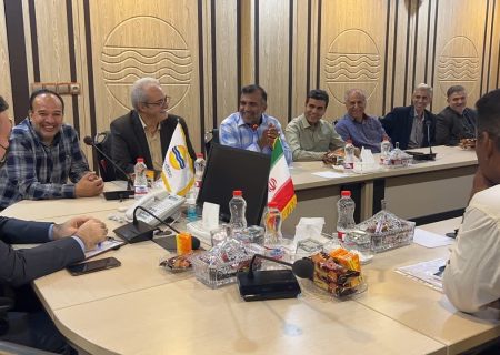 آزادگان و خانواده شهدا برای آگاه سازی نسل جوان وظیفه سنگینی بر دوش دارند