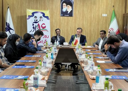 نشست صمیمانه مدیرعامل سازمان منطقه آزاد قشم با دانشجویان جزیره