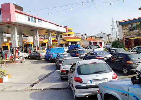 ترافیک در پمپ بنزین های میناب و تدبیر فرماندار+ فیلم