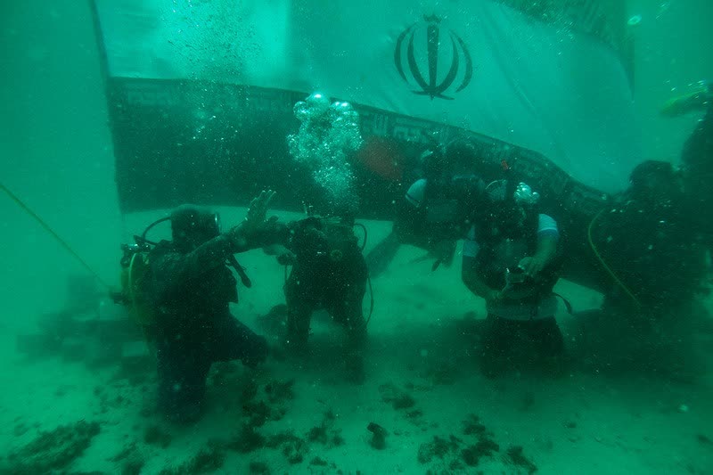 نصب بزرگ‌ترین پرچم جمهوری اسلامی ایران در آب‌های خلیج‌فارس