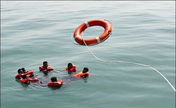 نجات ۴ نفر از خطر غرق شدگی در سواحل جزیره قشم توسط ناجیان غریق منطقه آزاد قشم