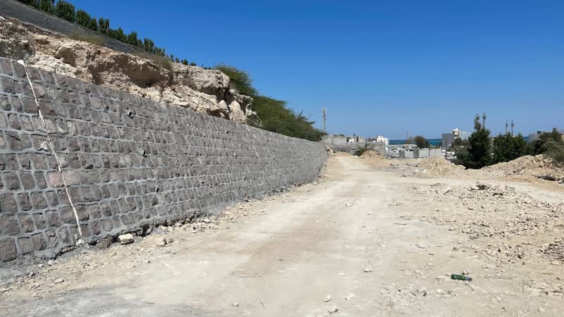 پایان پروژه احداث دیوار حایل آرامستان زیرانگی شهر قشم به طول ۶۰۰ متر