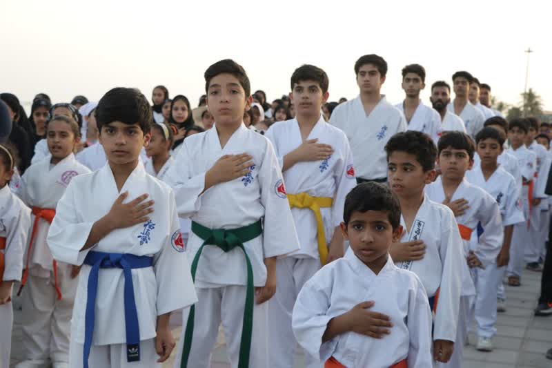 اجرای حرکات رزمی و زنجیره انسانی 450 ورزشکار قشمی در روز ملی خلیج فارس