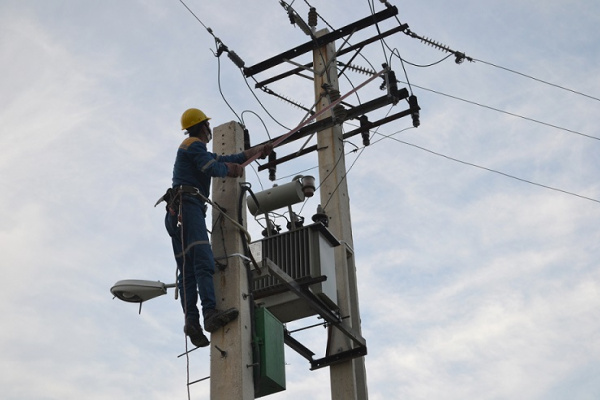 خسارت ۲۲ میلیارد ریالی طوفان به شبکه برق قشم