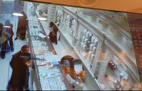 دستگاه امنیتی قشم با تمام توان در حال پیگیری دستگیری سارقان مسلح طلافروشی درگهان است