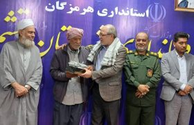 تجلیل از قهرمان روستای مسن در نشست شورای اداری شهرستان قشم