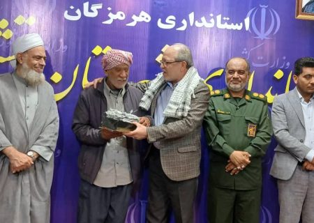 تجلیل از قهرمان روستای مسن در نشست شورای اداری شهرستان قشم