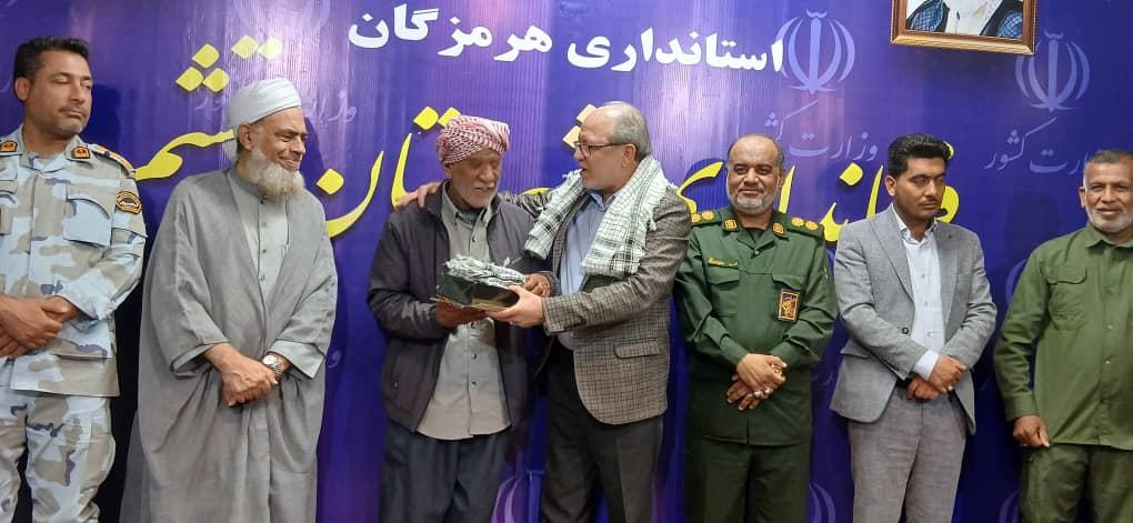 تجلیل از قهرمان روستای مسن در نشست شورای اداری شهرستان قشم