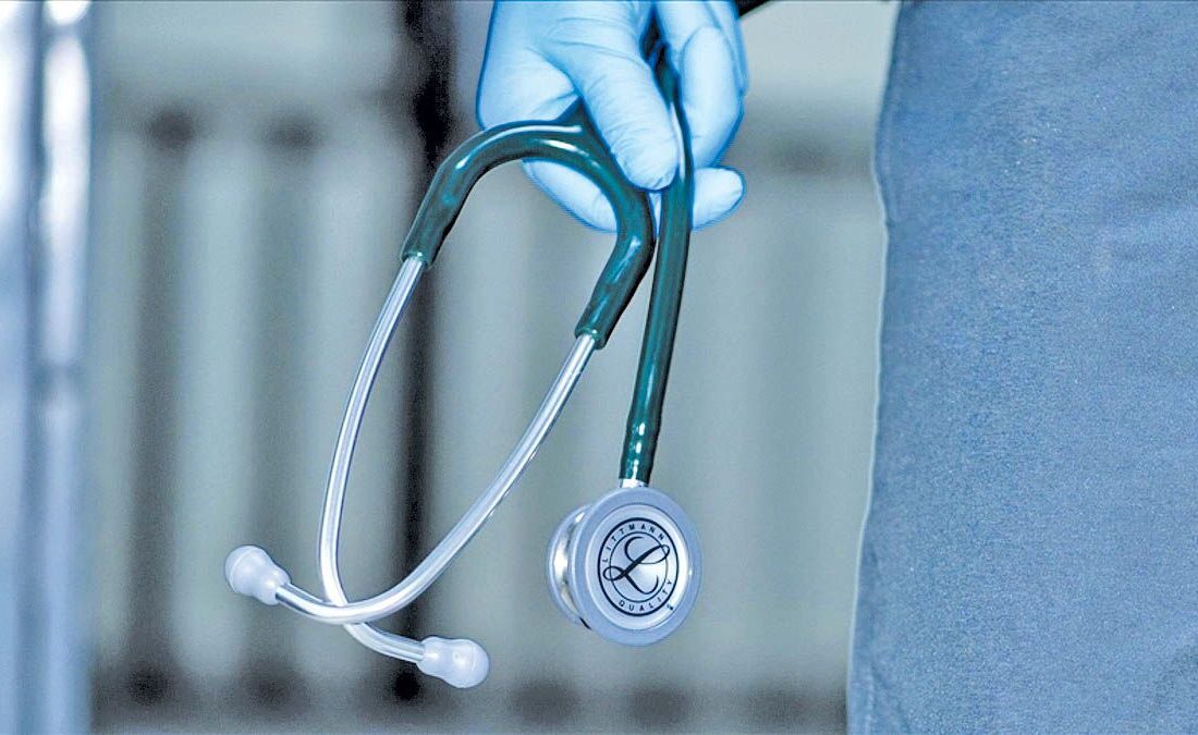 دادستان قشم خواستار ساماندهی فوری مجوزها و استقرار پزشکان متخصص شد